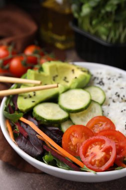 Sebze, avokado ve mesclun katılmış nefis bir kase, yakın plan.