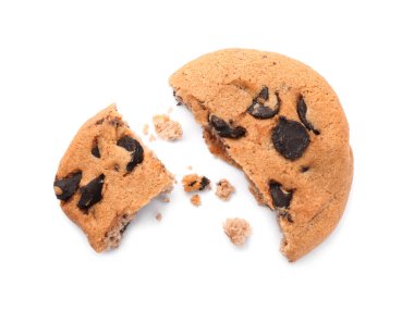 Lezzetli çikolata parçalı kurabiye parçaları beyaza izole edilmiş.