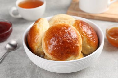 Gri mermer masada sodanın üzerinde hazır lezzetli çörekler, yakın plan.