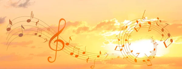 Góra Clef Wirujący Personel Nutami Muzycznymi Przeciwko Zachodowi Słońca Niebo — Zdjęcie stockowe