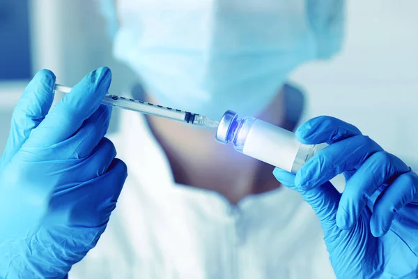 Laboratoriearbetare Fyller Sprutan Med Läkemedel Från Glasflaska Sjukhus Närbild Färg — Stockfoto
