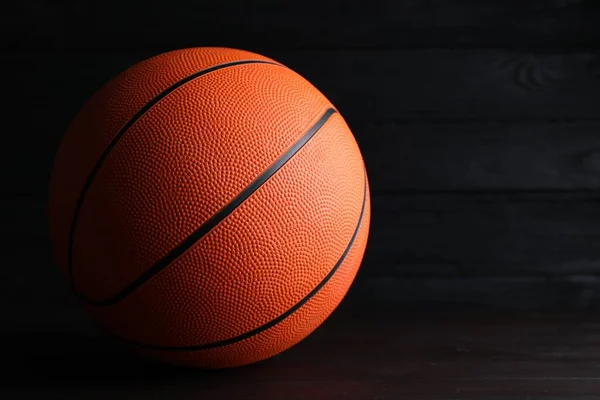 Basketballball Auf Holztisch Vor Dunklem Hintergrund Platz Für Text — Stockfoto
