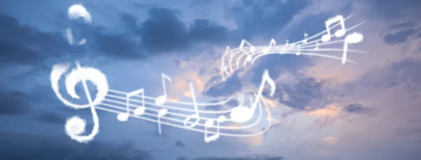 Trible Anahtarı Olan Personel Gökyüzüne Karşı Müzik Notaları Afiş Tasarımı — Stok fotoğraf