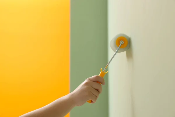 Trabajador Usando Rodillo Para Pintar Pared Con Colorido Colorante Interior — Foto de Stock