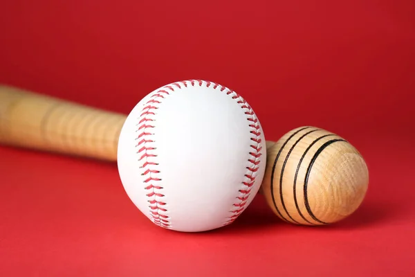 木制棒球棒和红色背景的球 体育设备 — 图库照片