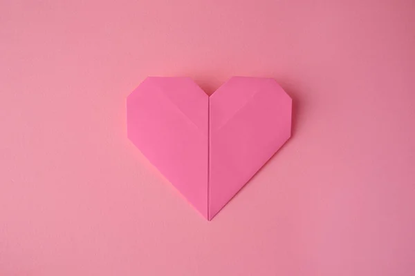 Arte Origami Corazón Papel Sobre Fondo Rosa Vista Superior — Foto de Stock