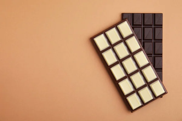 Вкусные Шоколадные Батончики Коричневом Фоне Плоский Пространство Текста — стоковое фото