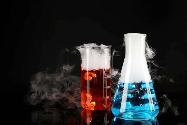 Εργαστηριακά Γυάλινα Σκεύη Πολύχρωμα Υγρά Και Ατμό Μαύρο Φόντο Χημική — Φωτογραφία Αρχείου