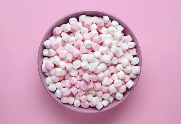 Tigela Com Deliciosos Marshmallows Fundo Rosa Vista Superior — Fotografia de Stock