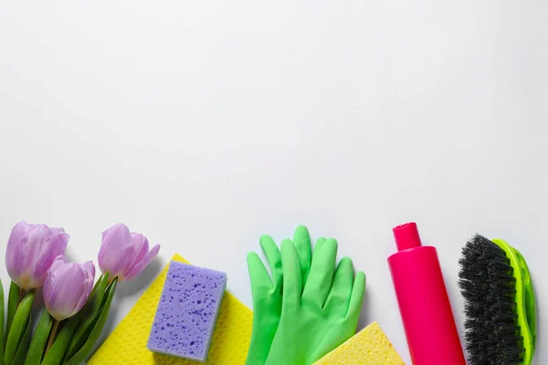 Limpieza Primavera Detergente Flores Herramientas Sobre Fondo Blanco Plano Espacio — Foto de Stock