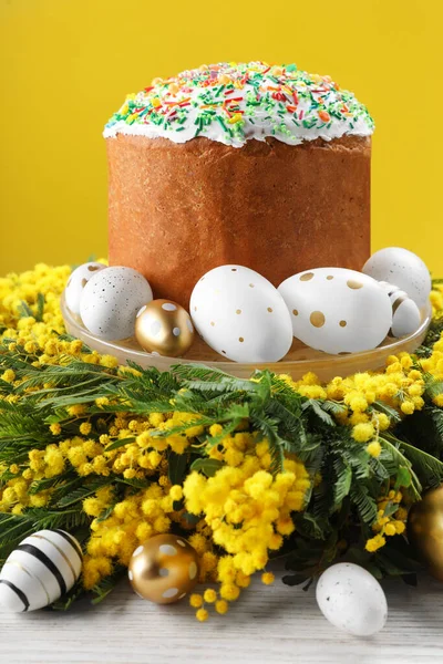 Traditional Easter Cake Sprinkles Painted Eggs Beautiful Spring Flowers White — 图库照片