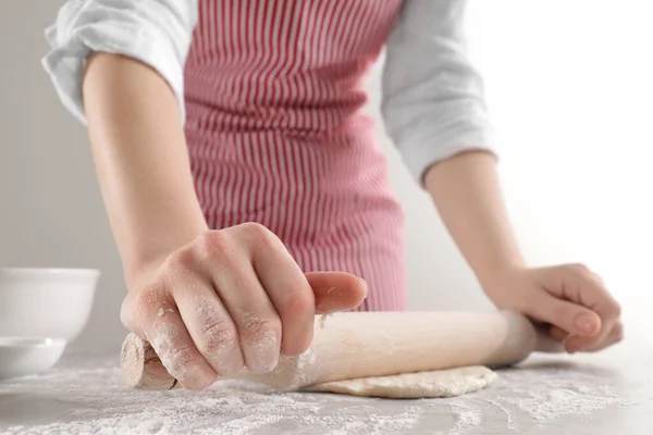 Kobieta Toczy Świeże Ciasto Przy Jasnoszarym Stole Zbliżenie Grissini Gotowanie — Zdjęcie stockowe