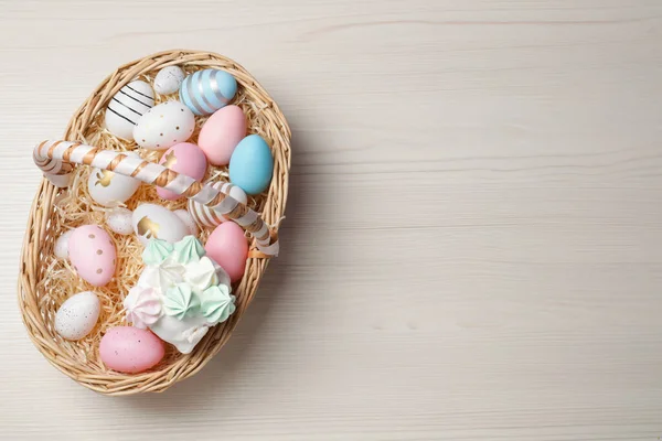Beyaz Ahşap Masa Üzerinde Boyanmış Yumurtalar Lezzetli Pastalarla Dolu Paskalya — Stok fotoğraf