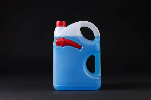 Plastbehållare Med Blå Vätska Svart Bakgrund — Stockfoto