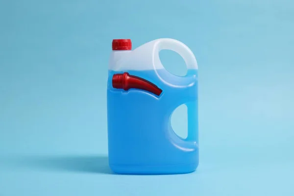 Plastbehållare Med Färg Vätska Ljusblå Bakgrund — Stockfoto