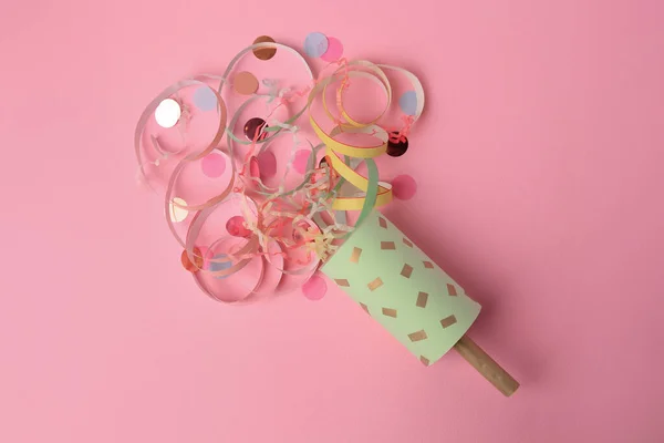 Mooie Serpentine Confetti Barsten Uit Partij Popper Roze Achtergrond Plat — Stockfoto