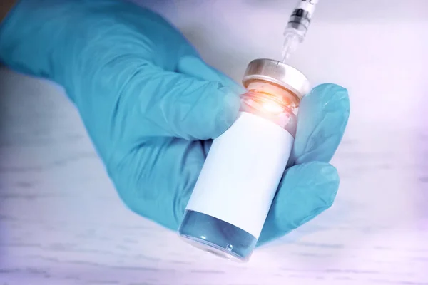 Laborangestellte Füllt Spritze Mit Medikamenten Aus Fläschchen Über Weißem Holztisch — Stockfoto
