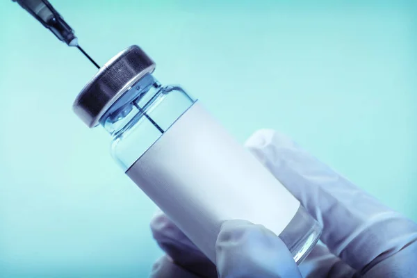 Laboratoriearbetare Fyller Sprutan Med Läkemedel Från Injektionsflaskan Ljusblå Bakgrund Närbild — Stockfoto