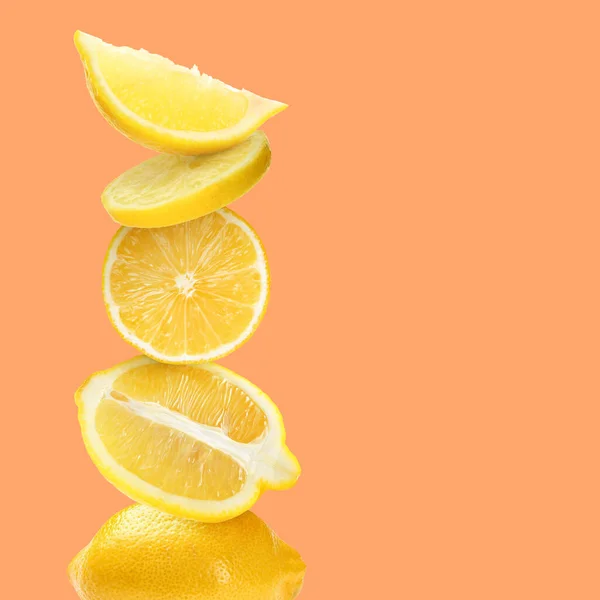 Corte Apilado Limones Enteros Sobre Fondo Naranja Espacio Para Texto —  Fotos de Stock