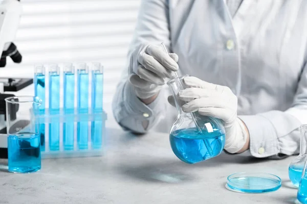 Wetenschapper Neemt Monster Van Lichtblauwe Vloeistof Aan Witte Tafel Laboratorium — Stockfoto