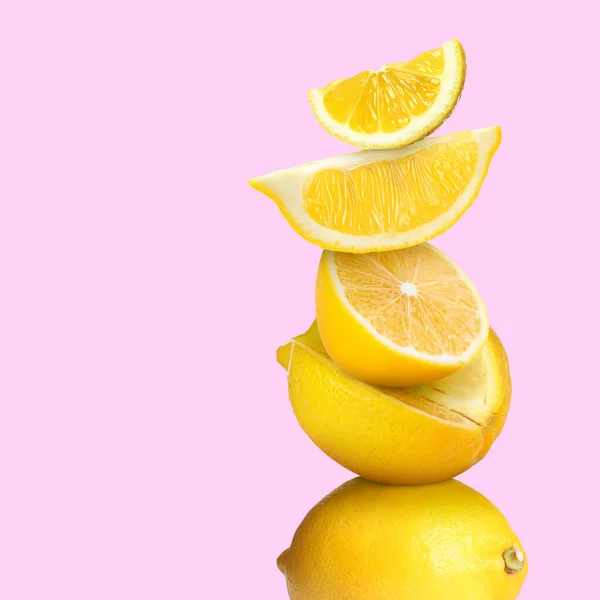 Corte Apilado Limones Enteros Sobre Fondo Rosa Pálido Espacio Para —  Fotos de Stock