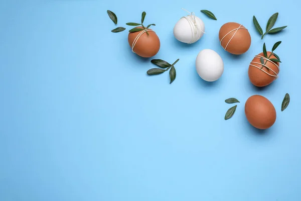 Güzel Dekore Edilmiş Paskalya Yumurtaları Açık Mavi Arka Planda Yeşil — Stok fotoğraf