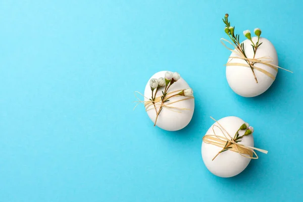 Açık Mavi Arka Planda Süslü Tavuk Yumurtaları Metin Için Yeri — Stok fotoğraf