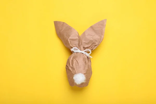 Sarı Arka Planda Işi Kağıt Yumurtadan Yapılmış Paskalya Tavşanı — Stok fotoğraf