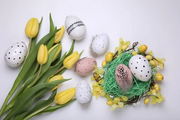 Composición Plana Poner Con Hermosas Flores Huevos Sobre Fondo Blanco — Foto de Stock