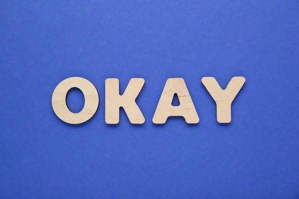 Word Okay Aus Holzbuchstaben Auf Blauem Hintergrund Draufsicht — Stockfoto