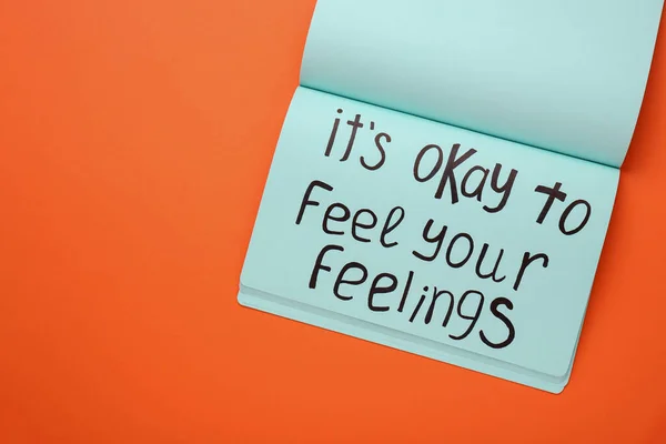 Notebook Kifejezéssel Okay Feel Your Feelings Narancssárga Háttérrel Felülnézet Szöveg — Stock Fotó