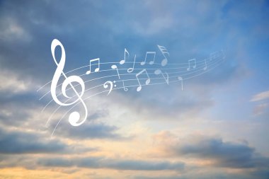 Günbatımına karşı anahtarı ve notaları olan personel