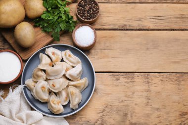 Tahta masada patates ve soğanlı leziz hamur köfteleri. Metin için boşluk