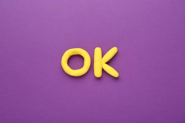 Word Ok mor arka planda sarı plastikten yapılmış, üst görünüm