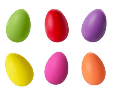 Beyaz arka planda farklı renkte Paskalya yumurtaları.