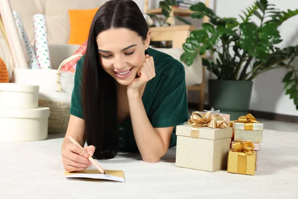 Ευτυχισμένη Γυναίκα Που Γράφει Μήνυμα Ευχετήρια Κάρτα Στο Πάτωμα Του — Φωτογραφία Αρχείου