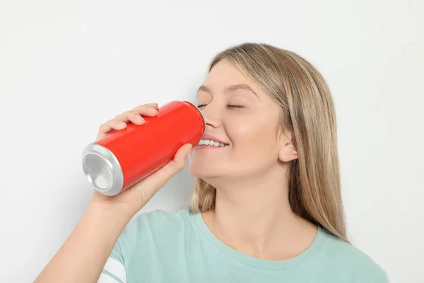 Красивая Женщина Пьет Красного Напитка Банка Светлом Фоне — стоковое фото