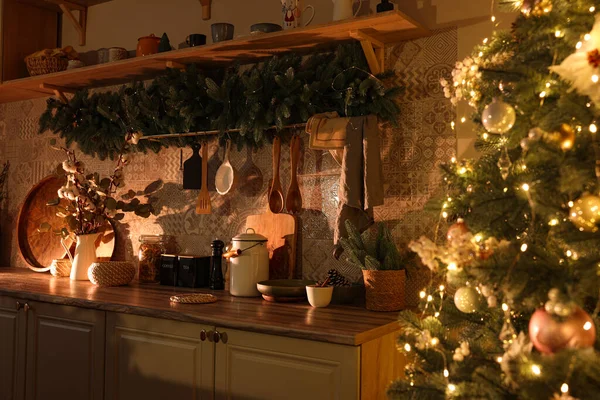Stylish Kitchen Festive Decor Christmas Tree Interior Design — Zdjęcie stockowe