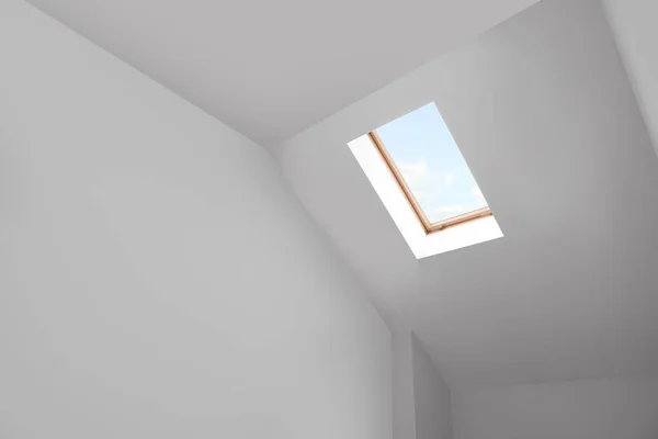 Окно Крыше Лампы Наклонном Потолке Мансарде Вид Низкого Угла — стоковое фото