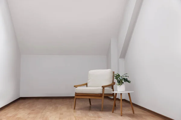 Ático Espacioso Interior Habitación Con Techo Inclinado Muebles — Foto de Stock