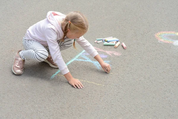 Little Child Drawing Happy Family Chalk Asphalt — Foto Stock