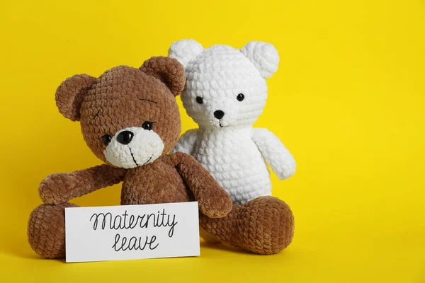 Toy Bears Card Phrase Maternity Leave Yellow Background Space Text — Stock Photo, Image