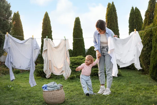 Mother Daughter Washing Line Drying Clothes Backyard — Stock Photo, Image