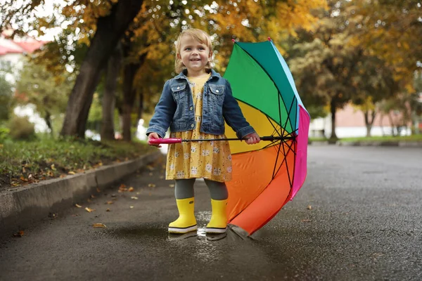 Милая Маленькая Девочка Красочным Зонтиком Стоящая Луже Открытом Воздухе — стоковое фото