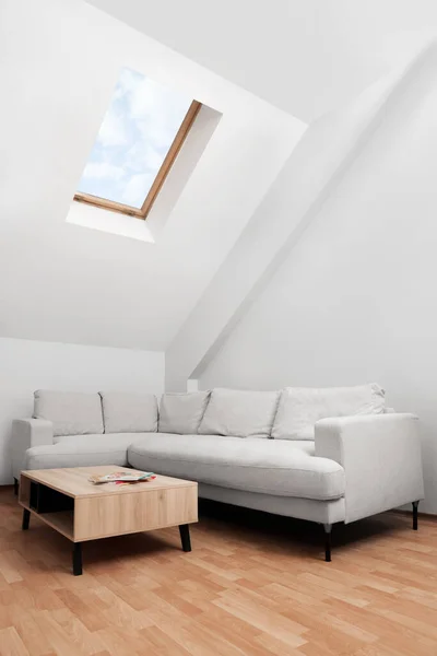 Habitación Ático Interior Con Techo Inclinado Muebles — Foto de Stock
