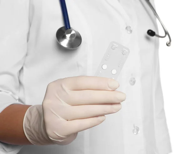 Läkare Håller Blister Akut Preventivmedel Piller Vit Bakgrund Närbild — Stockfoto