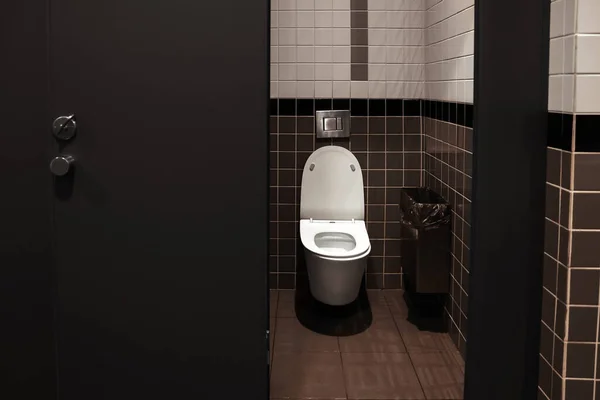 Čisté Keramické Záchodové Mísy Blízkosti Obložené Stěny Vnitřní — Stock fotografie