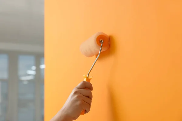 Trabajador Usando Rodillo Para Pintar Pared Con Tinte Naranja Interiores — Foto de Stock
