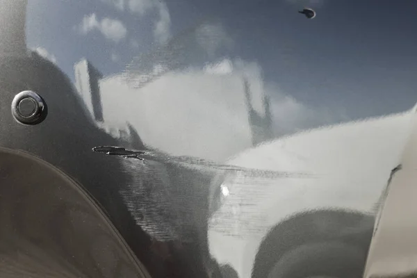 Çizgili Yakın Görüntülü Modern Siyah Araba — Stok fotoğraf