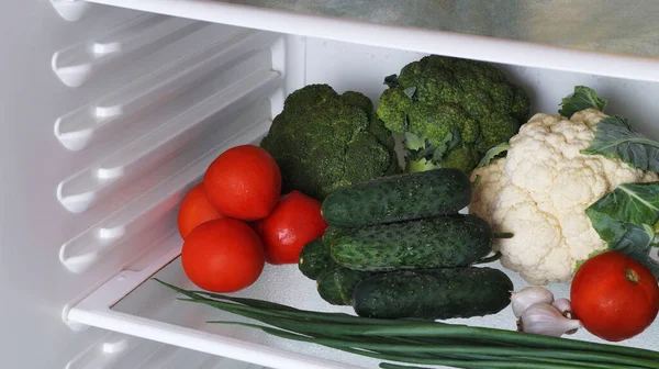 Muchas Verduras Frescas Diferentes Estante Del Refrigerador — Foto de Stock